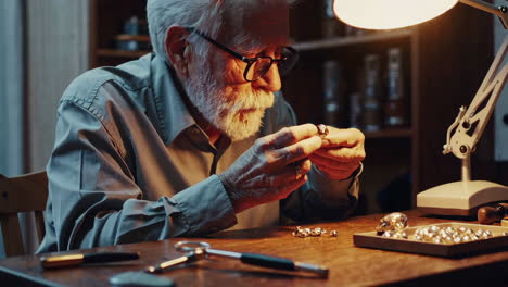 artesano anciano reparando cuidadosamente joyas
