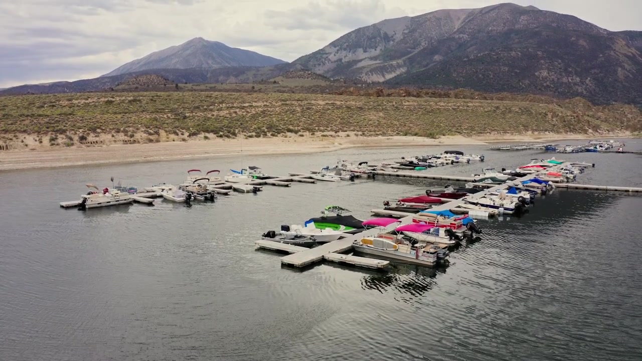 Ripresa aerea che mostra il Lago Crowley e il ponte della barca da pesca con le montagne circostanti in lontananza.