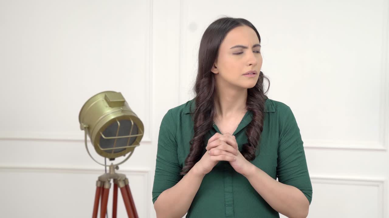 mujer india asustada por los fantasmas