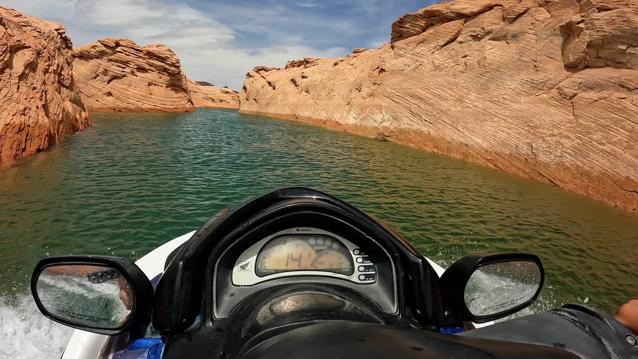 Punto di vista, persona in moto d'acqua attraverso le strette gole rosse del Lago Powell