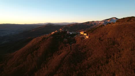 Este-Es-El-Remoto-Pueblo-De-Guardiabruna-En-El-Municipio-De-Torrebruna-En-Italia,-Filmado-Durante-El-Amanecer