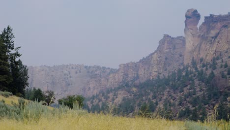 humo de incendios forestales en el centro de oregón cerca de smith rock