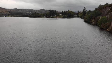 Volando-Sobre-Loch-Ness-Hacia-Fort-Augustus-Mientras-Las-Nubes-Se-Acumulan,-Antena