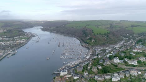 Luftverfolgung-über-Den-Hafen-Von-Dartmouth-Und-Den-Jachthafen-Auf-Der-Ostseite-Der-Mündung,-Die-Teil-Von-Kingswear-Ist