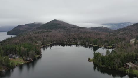 revelación aérea de una pequeña ciudad junto al lago en las adirondacks