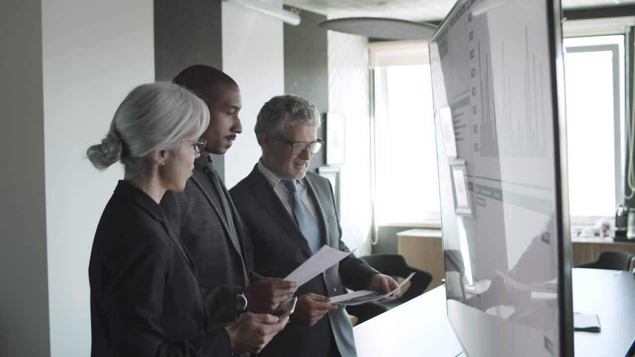 금융 시장을 분석하는 전문가 그룹