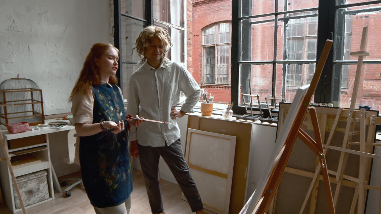 예술 학생과 교사 실내