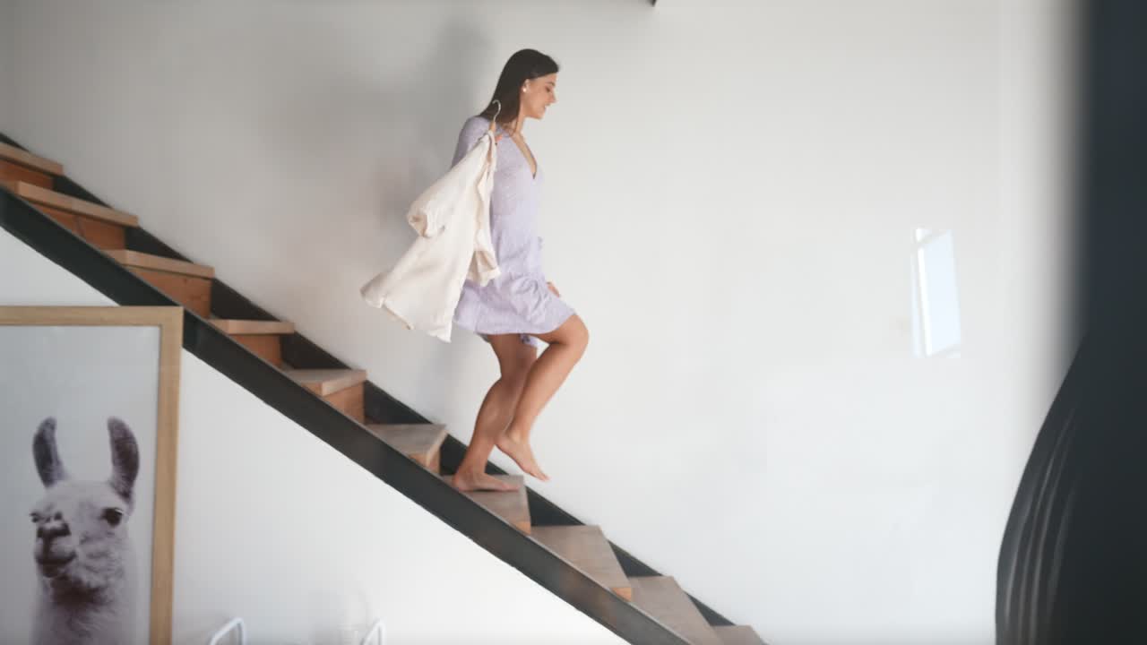 Interno moderno con donna che sale le scale