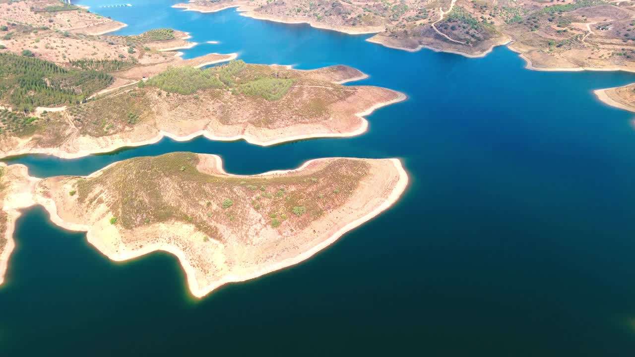 воздушный вид реки голубого дракона, португалия, 4k