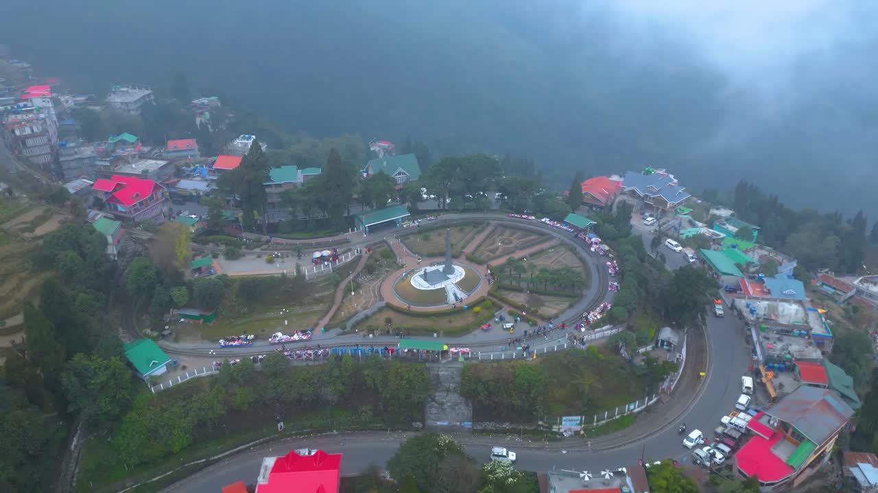 Paesaggio di Darjeeling: piantagione di tè e Batasia Loop Darjeeling, vista aerea e Treno Giocattolo Darjeeling