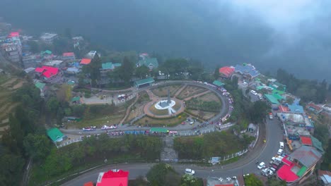 Paisaje-De-Darjeeling-Jardín-De-Té-Y-Bucle-Batasia-Vista-Aérea-De-Darjeeling-Y-Tren-De-Juguete-Darjeeling