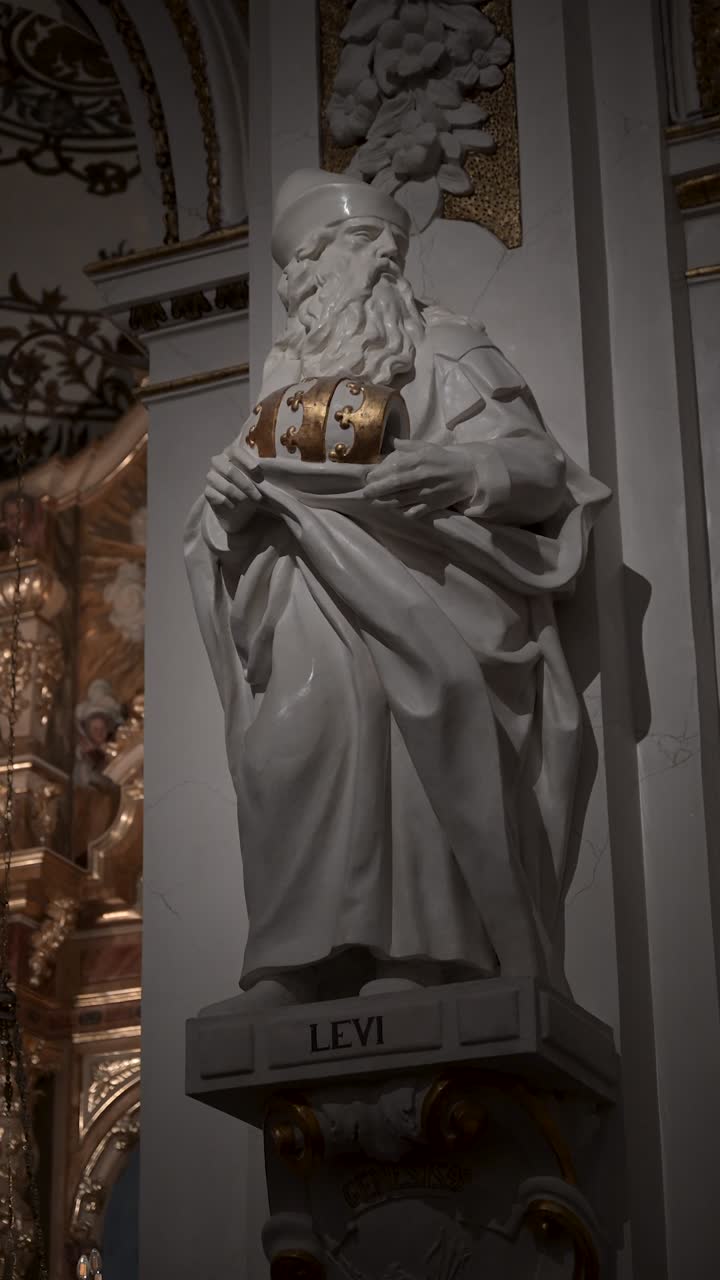 Eine detaillierte religiöse Skulptur, die die Figur des Levi darstellt, befindet sich im reich verzierten Inneren einer historischen spanischen Kirchenkapelle.