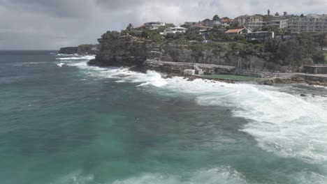 Olas-De-Surf-Escénicas-Rompiendo-En-La-Piscina-De-Roca-De-Agua-Salada-De-Los-Baños-Bronte-En-Los-Suburbios-Del-Este,-Sydney,-Nueva-Gales-Del-Sur,-Australia