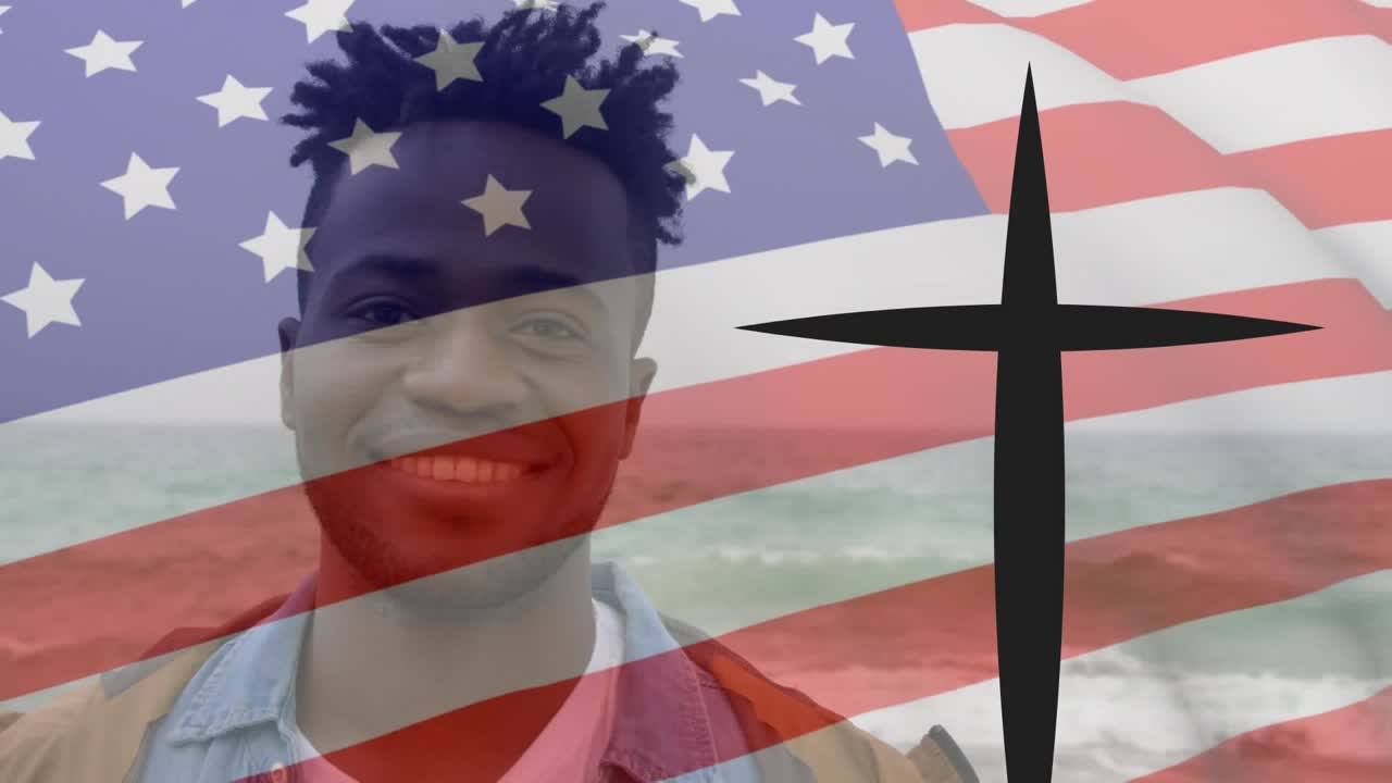 Animation der amerikanischen Flagge und eines Kreuzes über dem Porträt eines lächelnden afroamerikanischen Mannes vor dem Meer