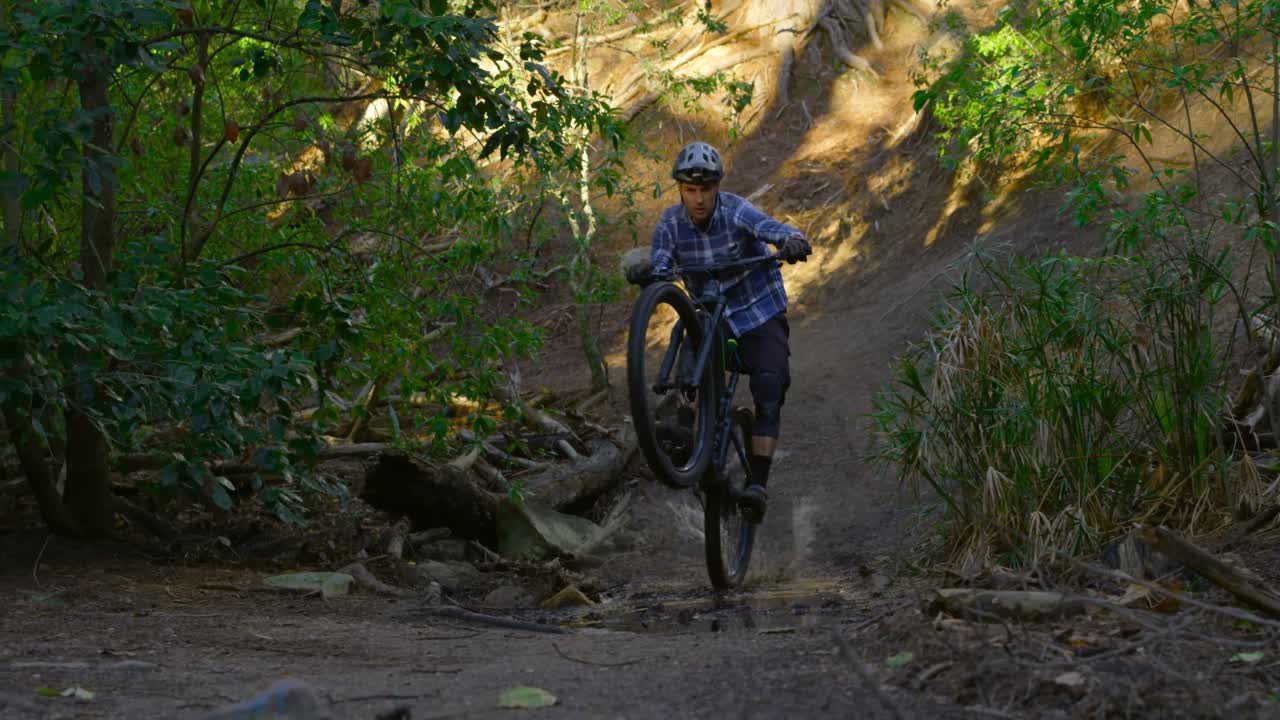 hombre montando en bicicleta en el bosque 4k