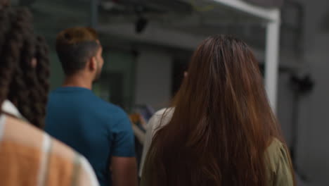 attori che incontrano registe e membri della troupe sul set di un film che girano un film o un video in studio