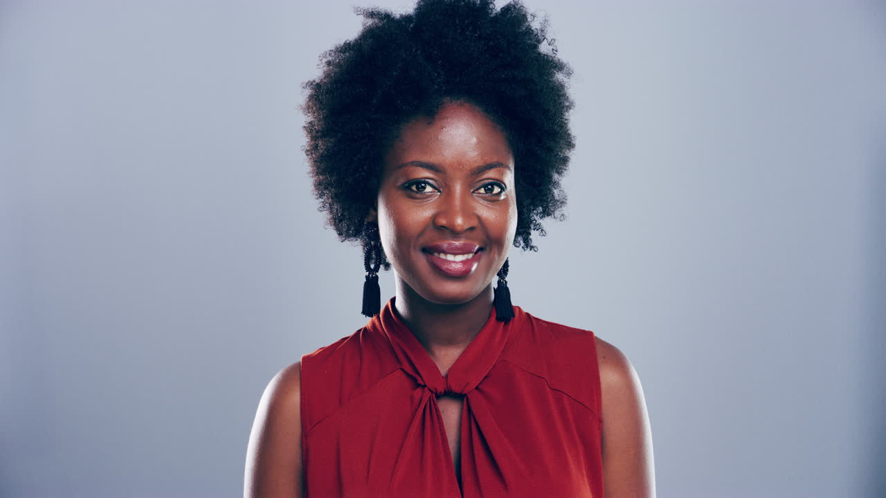 retrato de una feliz mujer de negocios afroamericana