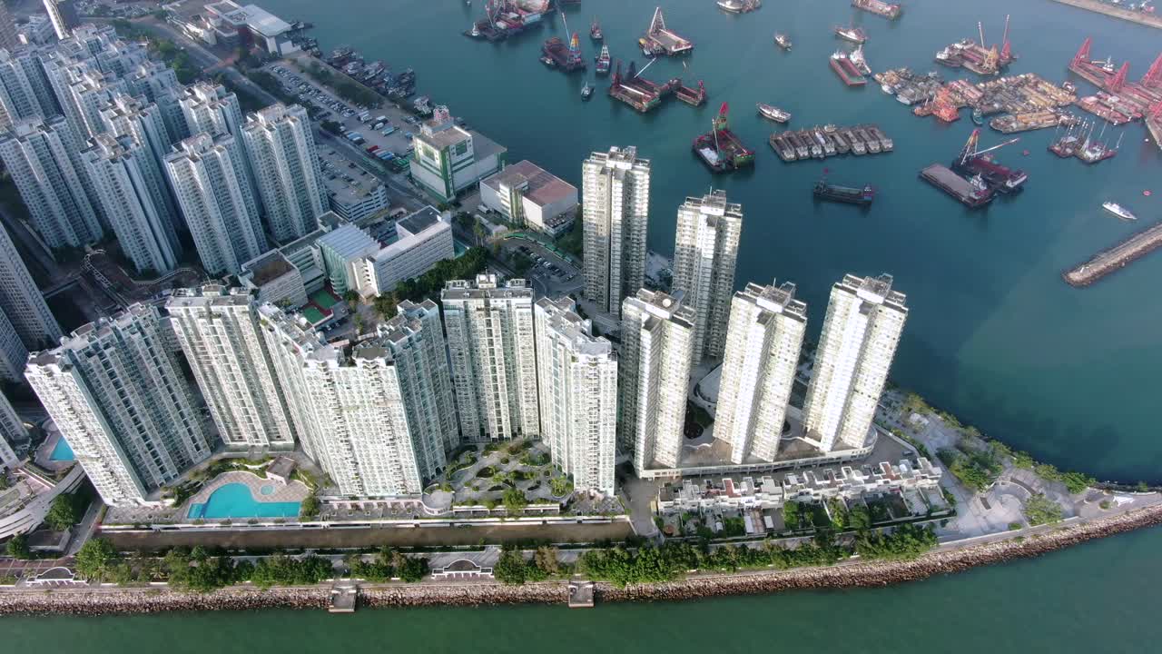 rascacielos del área de la playa de mariposas de hong kong y paseo marítimo, vista aérea de ángulo bajo