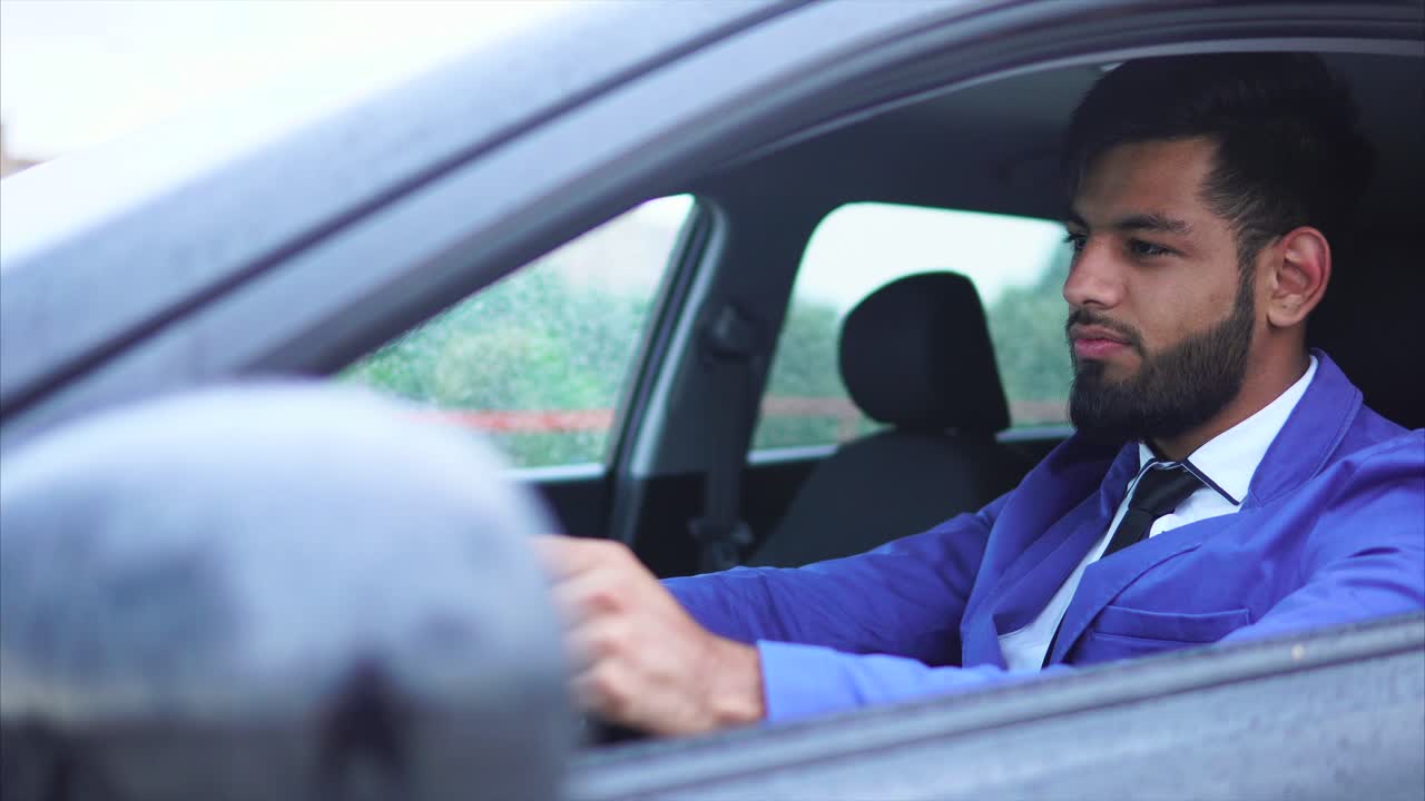 hombre de negocios conduciendo un coche