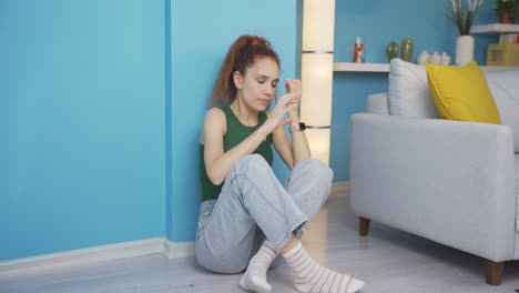 Mujer-Que-Tiene-Un-Ataque-De-Nervios-Junto-A-La-Pared.