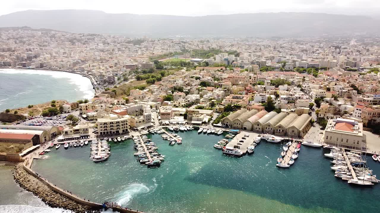 vista panorámica de la ciudad de chania desde el mar, aérea