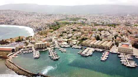 Vista-Panorámica-De-La-Ciudad-De-Chania-Desde-El-Mar,-Aérea