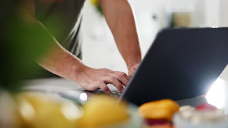 casa, primer plano y hombre con una computadora portátil