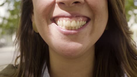 Primer-Plano-De-Un-Rostro-Femenino-Sonriente.