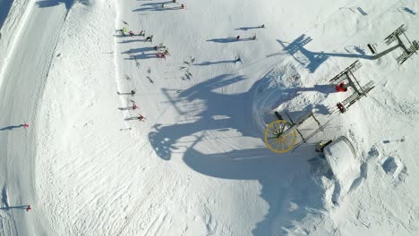 一座山頂上的高山滑雪<unk>的空中景色