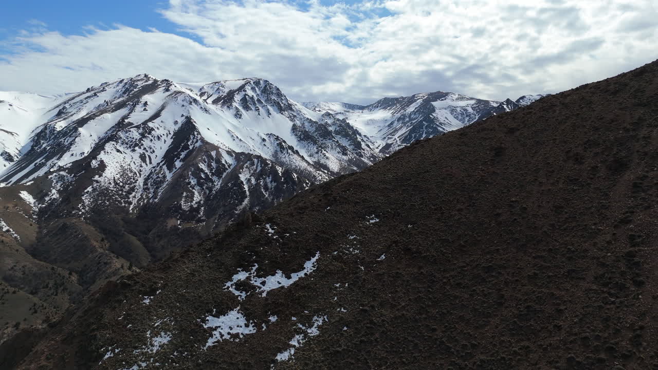 impresionantes cumbres nevadas de las montañas de los andes, la patagonia argentina paisaje aéreo