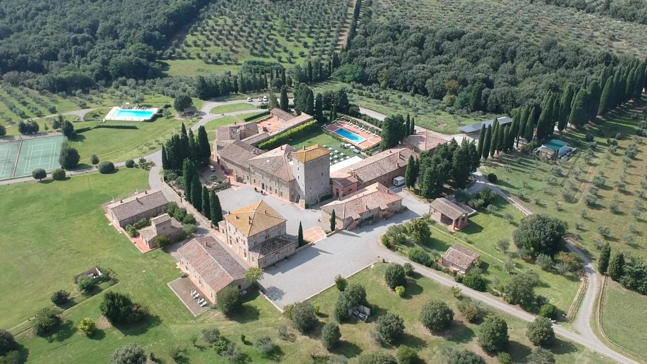 Riprese aeree di un hotel castello in Toscana, Italia