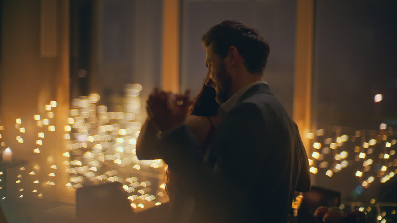 행복한 연인들은 편안한 저녁에 감각적인 춤을 춘다. 밝은 평평한 클로즈업. 웃는 커플