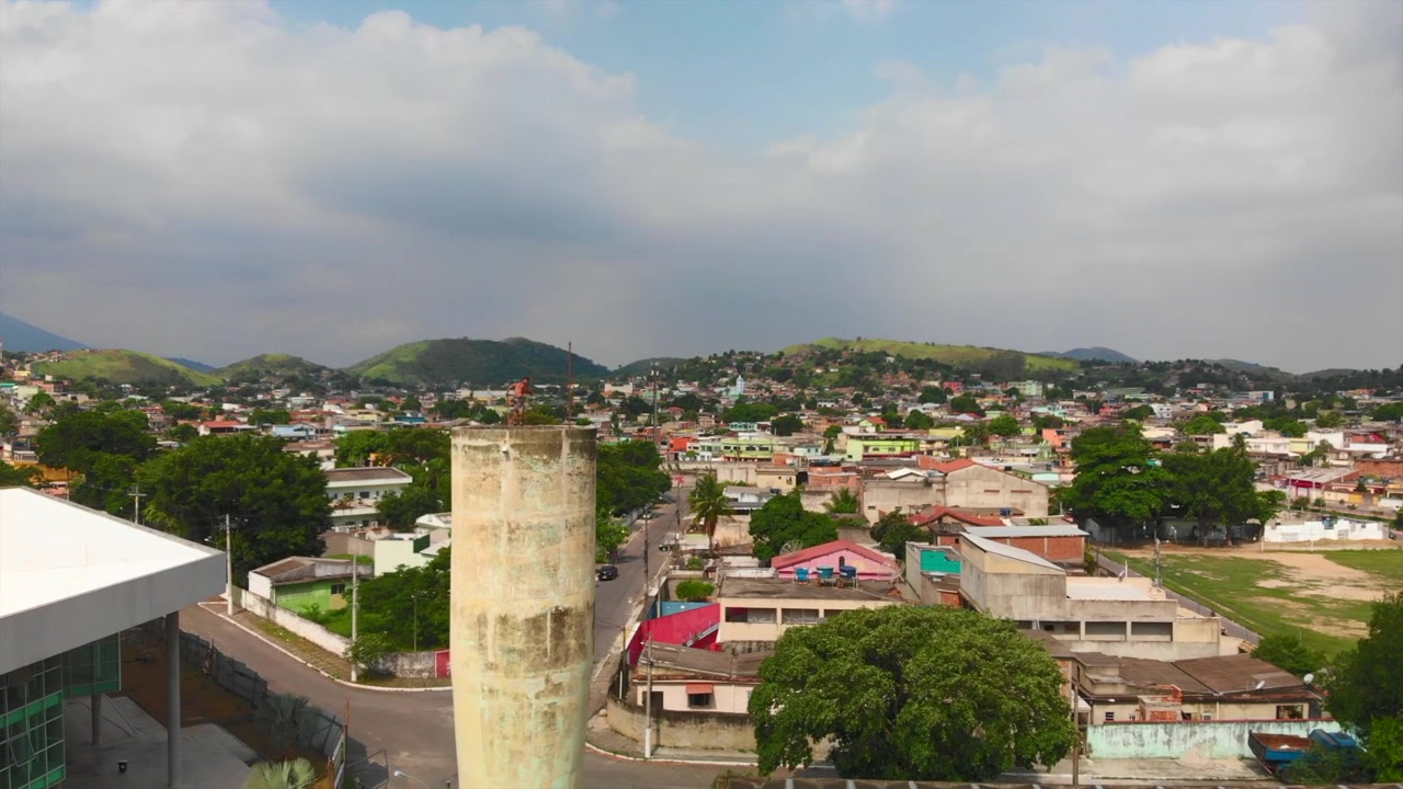 Video con drone di un freerunner che fa acrobazie su una torre in Brasile