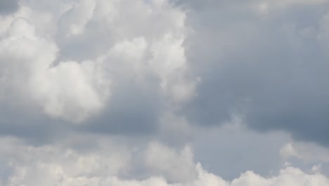 lapso de tiempo con nubes blancas formándose en el cielo azul soleado