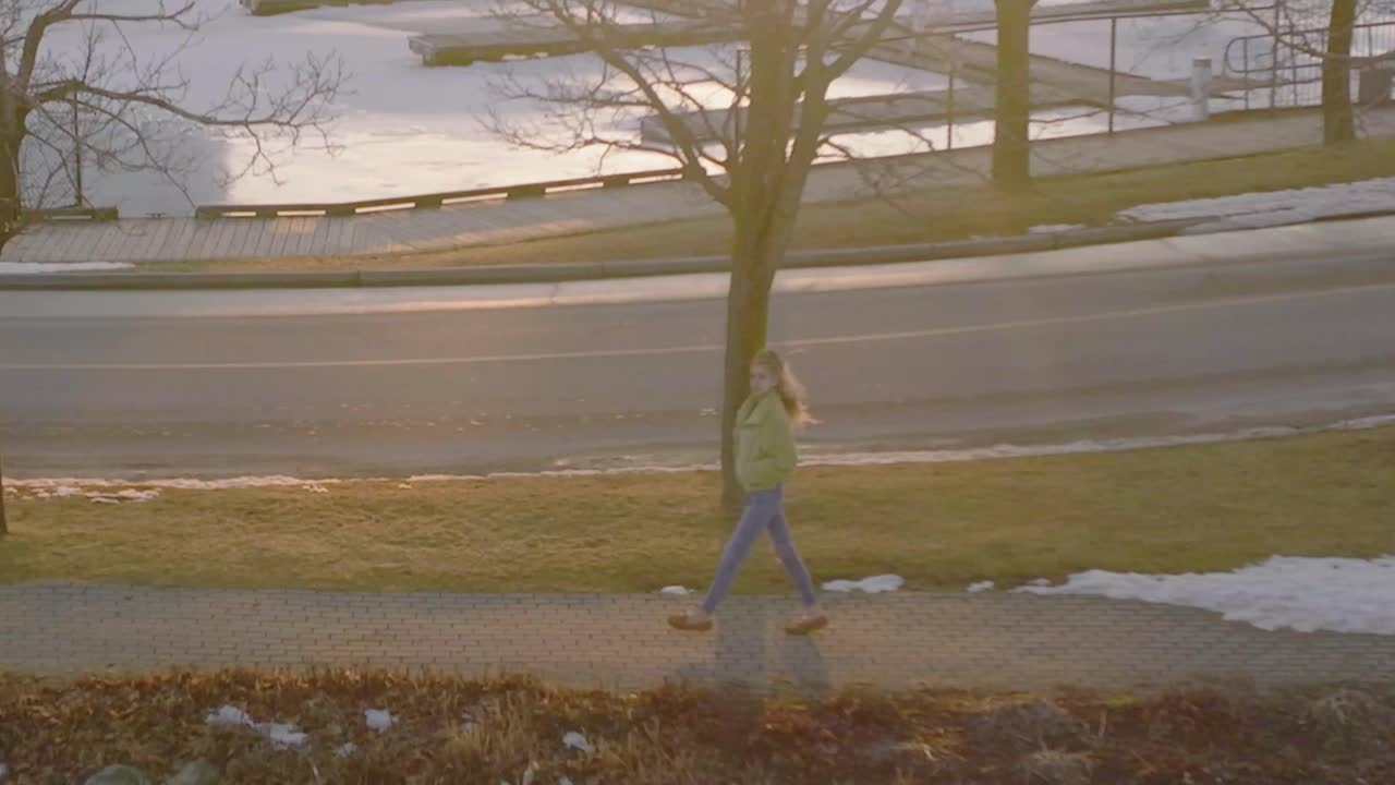 카메라를 보고 눈 공중 없이 늦은 겨울 저녁을 즐기는 젊은 여성