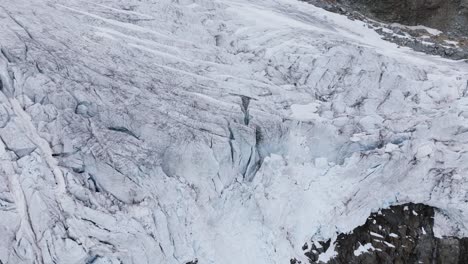 el glaciar fellaria en valmalenco, italia. la inclinación aérea hacia abajo se eleva