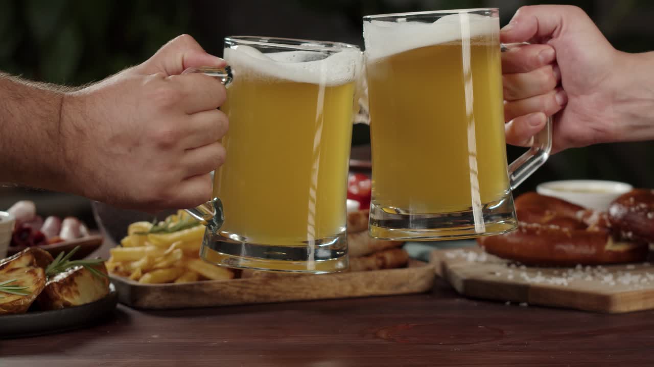 Kadeh Kaldırırken Bira Kupalarını Tokuşturan Eller