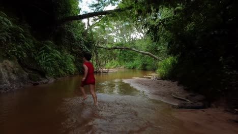 Seguimiento-De-Un-Niño-Corriendo-Alegremente-En-Arroyos-Vírgenes-Libres-De-Contaminación