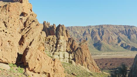 Blick-Auf-Die-Bergkette-Im-Teide-Nationalpark-In-Der-Nähe-Des-Roque-Cinchado,-Dynamische-Neigung-Nach-Oben