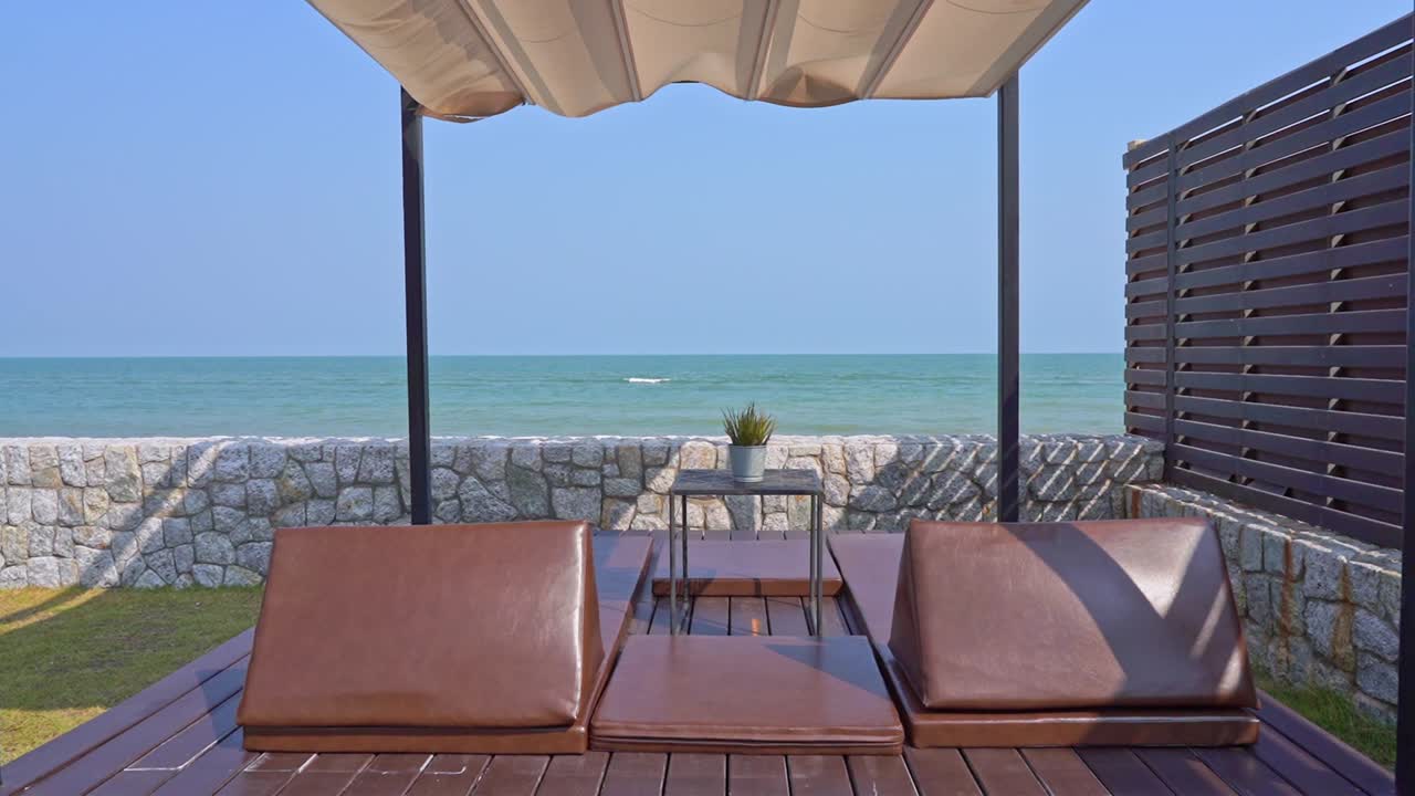 patio al aire libre con sofá almohada silla de cubierta alrededor de la playa del mar océano