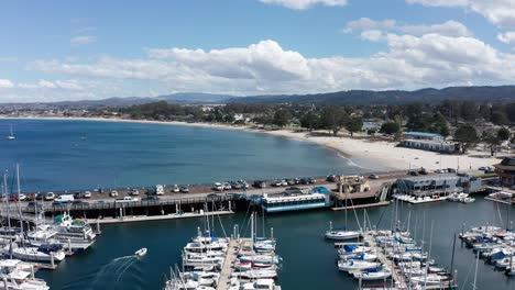 toma panorámica aérea baja de la bahía de monterey desde el puerto deportivo en monterey, california