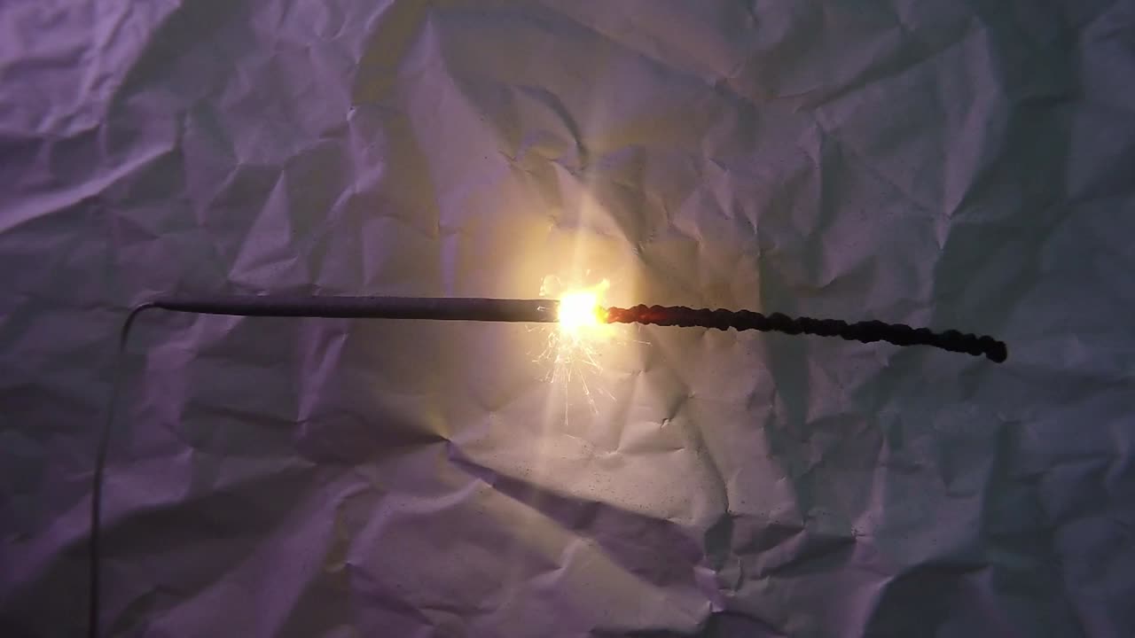 불꽃놀이 빛 스파클러 스틱과 긁힌 종이 배경을 닫습니다.