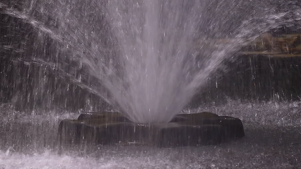 분수에서 나오는 많은 물