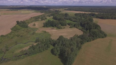 Der-Fluss-Windet-Sich-An-Einem-Sonnigen-Sommertag-Zwischen-Bäumen-Und-Sträuchern-Auf-Den-Feldern