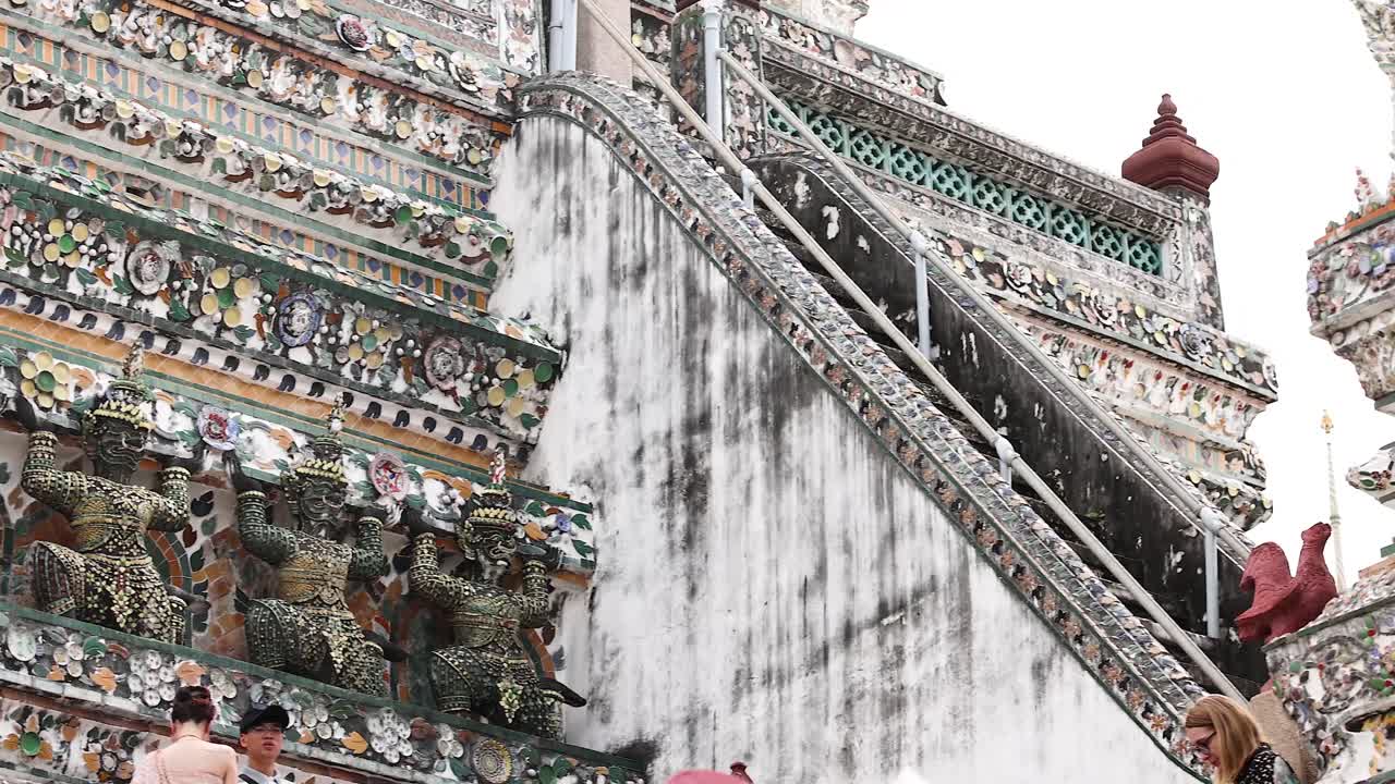 와트 아룬 사원 외관 세부 사항