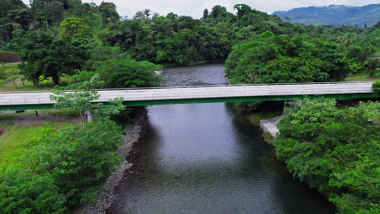 파나마 베라구아스 주 산타페 지구에 있는 칼로베보리타 강 위를 드론 비행