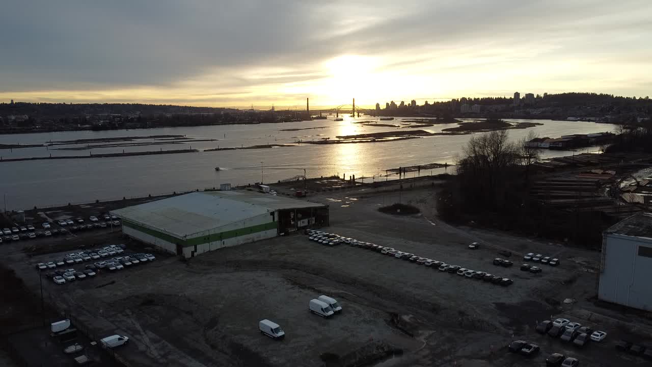 puesta de sol sobre el río fraser en coquitlam bc canadá