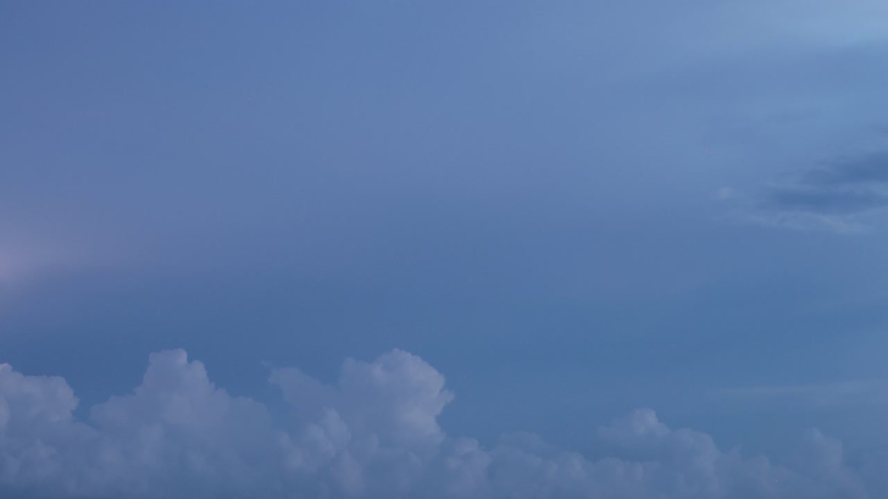 어두워지면 구름의 색과 모양이 변하는 것