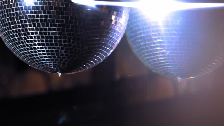 Industria dell'intrattenimento notturno. Vista ravvicinata del riflesso di una palla da discoteca a una festa