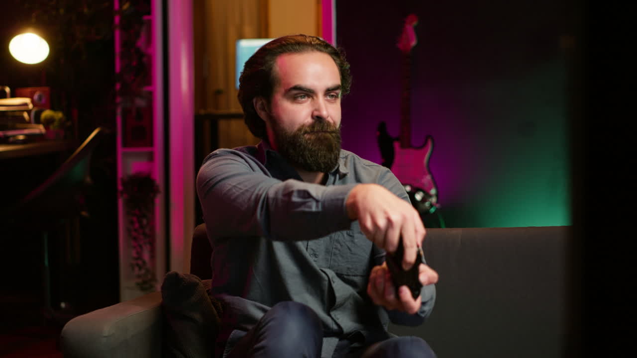 jugador sintiéndose destrozado después de perder el nivel de videojuego, gritando a la tv